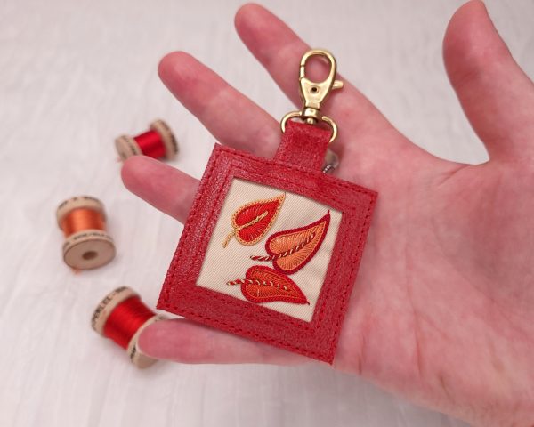 3 feuilles rouge