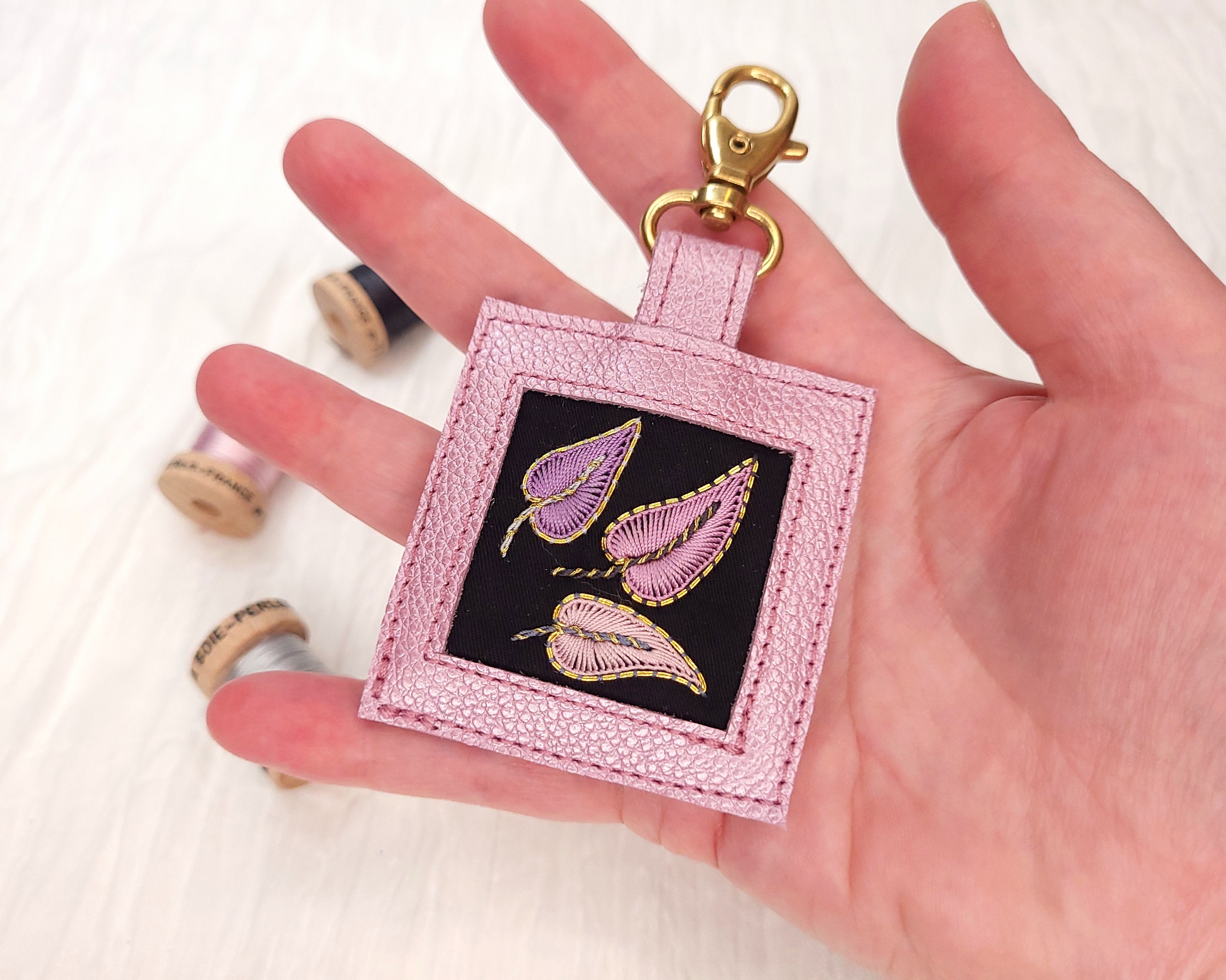 3 feuilles or mauve